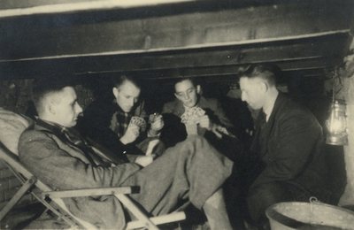 602848 Afbeelding van enkele tijdelijke onderduikers uit de omgeving van de Kanaalstraat onder de vloer in de ...